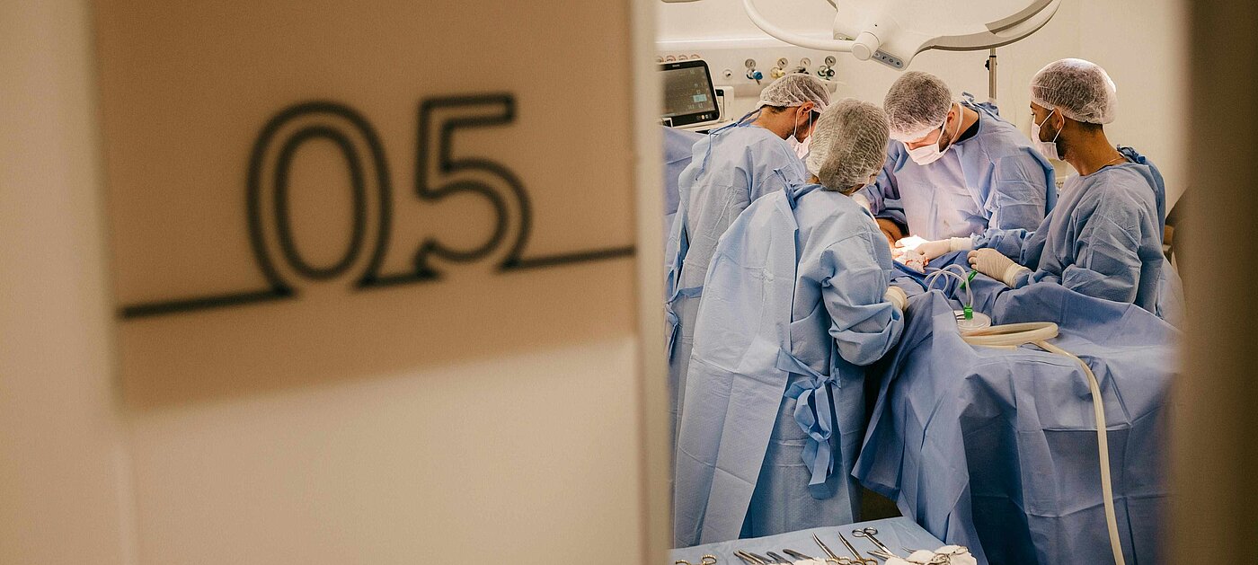 Operationssaal im Krankenhaus waehrend einer Operation 